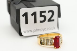 A YELLOW METAL RING SET WITH CLEAR AND RED STONES: LOCATION - CR