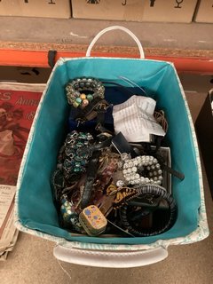 A BOX OF ASSORTED JEWELLERY AND WATCHES: LOCATION - CR