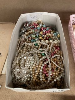 A LG QTY OF VINTAGE FAUX PEARL JEWELLERY: LOCATION - CR