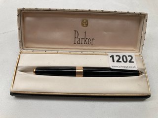 VINTAGE PARKER PEN, BOXED: LOCATION - CR