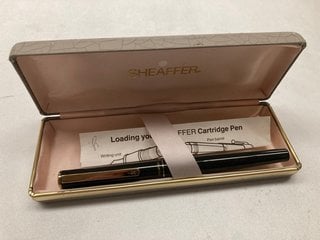 A VINTAGE SHEAFFER PEN, BOXED: LOCATION - CR