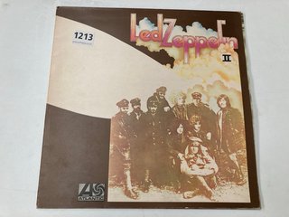 AN ORIGINAL VINYL LP, LED ZEPPELIN II (GATEFOLD ALBUM): LOCATION - CR