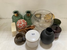 12 X ASSORTED HOME DECORATIONS TO INCLUDE SMALL VASE IN BLACK TO INCLUDE GLASS TEALIGHT HOLDER IN GREEN