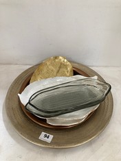 8 X ASSORTED DECORATIVE DISHES TO INCLUDE 2 X CORN DISH IN CLEAR GLASS TO INCLUDE LEAF DISH IN GOLD