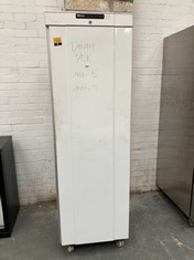 GRAM LIGHT DUTY UPRIGHT FRIDGE IN WHITE - MODEL NO. F410LGC6W - RRP £625 (KERBSIDE PALLET DELIVERY)