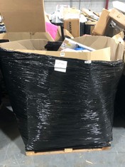 PALLET OF ASSORTED ITEMS TO INCLUDE L SHAPED BATH END PANEL IN WHITE (KERBSIDE PALLET DELIVERY)