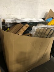 PALLET OF ASSORTED ITEMS TO INCLUDE GREEN METAL RAT CATCHING TRAP (KERBSIDE PALLET DELIVERY)