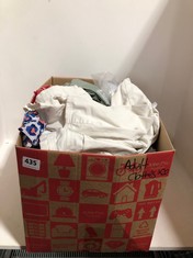 BOX OF ASSORTED ADULT CLOTHING TO INCLUDE DENIM CO. JEANS OFF WHITE SIZE 10