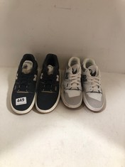 2 X ASSORTED NEW BALANCE TRAINERS TO INCLUDE NAVY/BEIGE SUEDE SIZE 5