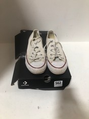 2 X ASSORTED CONVERSE FOOTWEAR TO INCLUDE MOVE HI-TOPS BLACK/WHITE SIZE 4