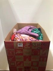 BOX OF ASSORTED KIDS CLOTHING TO INCLUDE TU KIDS CREW NECK SWEATER LILAC WITH DAISY LOVE LOGO SIZE 6YRS