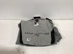 3 X ASSORTED TOMMY HILFIGER CLOTHING TO INCLUDE T-SHIRT GREY WITH NAVY LOGO SIZE XXL