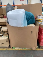 PALLET OF ASSORTED BEDDIG & CUSHIONS TO INCLUDE TURQUOISE VELVET BEANBAG CHAIR (KERBSIDE PALLET DELIVERY)