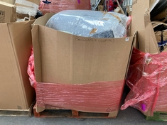 PALLET OF ASSORTED BEDDING & CUSHIONS HARVEST HEALTHCARE REFLECT CUSHION HFC130 (KERBSIDE PALLET DELIVERY)