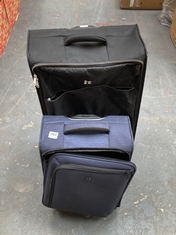 IT LUGGAGE MEDIUM SUITCASE IN BLACK TO INCLUDE IT LUGGAGE SMALL SUITCASE IN NAVY