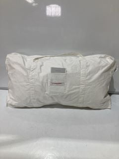 A QTY OF THE WHITE COMPANY ITEMS TO INCLUDE MUSCOVY DOWN SURROUND PILLOW SUPERKING TOTAL RRP £138