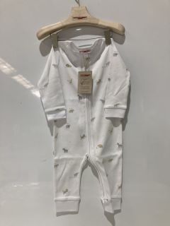 A QTY OF THE WHITE COMPANY CLOTHES TO INCLUDE ANIMAL FRIENDS ZIP UP SLEEPSUIT 9-12 MTH WHITE TOTAL RRP £176