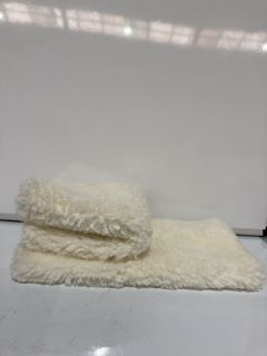 A QTY OF THE WHITE COMPANY ITEMS TO INCLUDE FAUX FUR HOT WATER BOTTLE IN WHITE TOTAL RRP £250