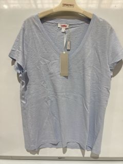 A QTY OF THE WHITE COMPANY ITEMS TO INCLUDE ORGANIC COTTON V NECK T SHIRT 18 WHITE TOTAL RRP £140