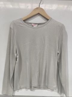 A QTY OF THE WHITE COMPANY CLOTHES TO INCLUDE RIBBED SPARKLE LONG SLEEVE TOP 18 SILVER TOTAL RRP £198