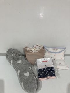 A QTY OF THE WHITE COMPANY CLOTHES TO INCLUDE KNITTED HEART SLIPPER SOCK ONE SIZE PALE GREY MARL TOTAL RRP £102