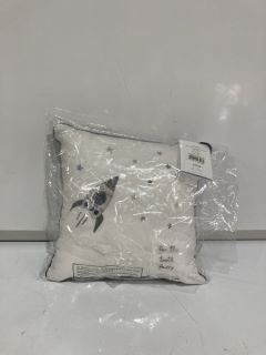 A QTY OF THE WHITE COMPANY ITEMS TO INCLUDE SPACE TOOTH FAIRY CUSHION WHITE/BLUE ONE SIZE TOTAL RRP £89