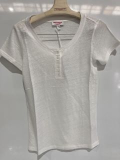 A QTY OF THE WHITE COMPANY ITEMS TO INCLUDE JERSEY LINEN HENLY TSHIRT 6 WHITE TOTAL RRP £330