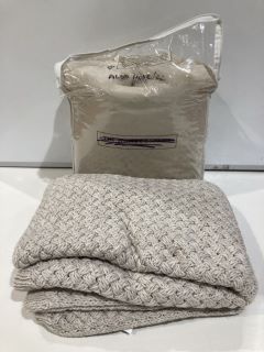 A QTY OF THE WHITE COMPANY ITEMS TO INCLUDE ASHMORE THROW NATURAL MARL TOTAL RRP £210