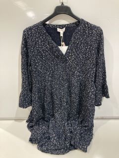 A QTY OF THE WHITE COMPANY ITEMS TO INCLUDE MEADOW PRINT TEIRED DRESS 18 NAVY/ECRU TOTAL RRP £214