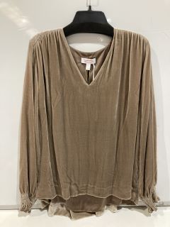 QTY OF THE WHITE COMPANY ITEMS TO INCLUDE SILK-VELVET SMOCKED BLOUSE - GOLD - SIZE 18 - TOTAL RRP £258