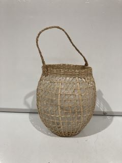 A QTY OF THE WHITE COMPANY ITEMS TO INCLUDE WOVEN STRAW CANDLE BASKET MEDIUM NATURAL TOTAL RRP £105