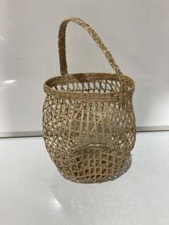 A QTY OF THE WHITE COMPANY STRAW PICNIC / GIFT BASKETS