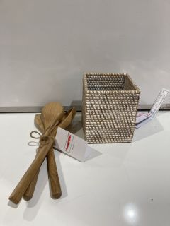 A QTY OF THE WHITE COMPANY ITEMS TO INCLUDE OAK WOOD KITCHEN UTENSILS NATURAL TOTAL RRP £145