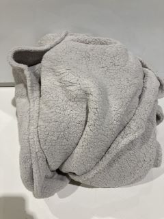 A QTY OF THE WHITE COMPANY ITEMS TO INCLUDE SUPER SOFT LONG SNUGGLE ROBE XL PALE GREY TOTAL RRP £85