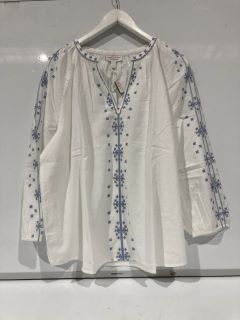 A QTY OF THE WHITE COMPANY ITEMS TO INCLUDE ORGANIC COTTON GEO EMBROIDERED BLOUSE 18 WHITE/BLUE TOTAL RRP £247