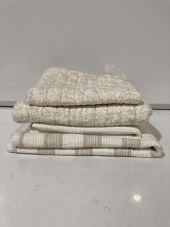 A QTY OF THE WHITE COMPANY ITEMS TO INCLUDE FAREHAM CUSHION COVER WHITE/GREY LARGE SQUARE TOTAL RRP £180