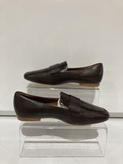 A QTY OF THE WHITE COMPANY ITEMS TO INCLUDE LEATHER SQUARE TOE LOAFERS 37 CHOCOLATE TOTAL RRP £178