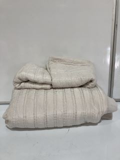 A QTY OF THE WHITE COMPANY ITEMS TO INCLUDE QUILTED DUVET COVER PALE GREY KING TOTAL RRP £125