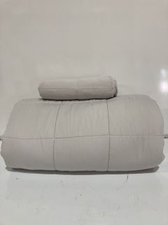 A QTY OF THE WHITE COMPANY ITEMS TO INCLUDE QUILTED DUVET COVER PALE GREY KING TOTAL RRP £125