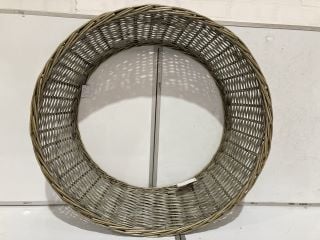 A QTY OF THE WHITE COMPANY ITEMS TO INCLUDE EXTRA LARGE WICKER TREE SKIRT NATURAL TOTAL RRP £80