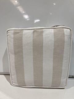 A QTY OF THE WHITE COMPANY ITEMS TO INCLUDE NATURAL WIDE STRIPE SEAT PAD NATURAL TOTAL RRP £125