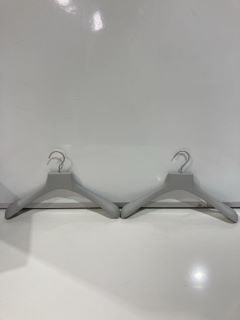 A QTY OF THE WHITE COMPANY ITEMS TO INCLUDE PALE GREY COAT HANGER TOTAL RRP £160