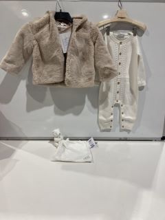 A QTY OF THE WHITE COMPANY ITEMS TO INCLUDE 2022 DATED BEAR COMFORTER ALL AGES WHITE TOTAL RRP £118