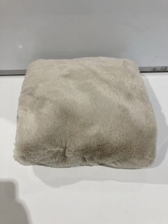 A QTY OF THE WHITE COMPANY ITEMS TO INCLUDE HEIRLOOM NATURAL BLANKET NATURAL ONE SIZE TOTAL RRP £157