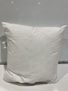 A QTY OF THE WHITE COMPANY ITEMS TO INCLUDE LARGE CUSHION