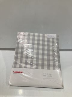 A QTY OF THE WHITE COMPANY ITEMS TO INCLUDE REVERSIBLE GINGHAM SET COOL GREY TWIN SET TOTAL RRP £135