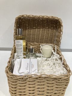 A QTY OF THE WHITE COMPANY ITEMS TO INCLUDE SCALLOPED SEAGRASS PLACEMAT NATURAL TOTAL RRP TOTAL RRP £96