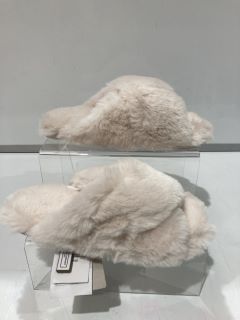 A QTY OF THE WHITE COMPANY ITEMS TO INCLUDE FAUX FUR CROSS SLIDER SLIPPERS - PINK - S - TOTAL RRP £228