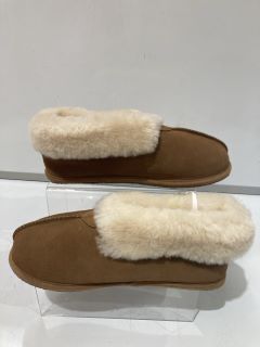 A QTY OF THE WHITE COMPANY ITEMS TO INCLUDE MEN'S SHEEPSKIN BOOT SLIPPER - NATURAL - 8 - TOTAL RRP £204