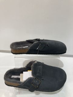 A QTY OF THE WHITE COMPANY ITEMS TO INCLUDE MEN'S SUEDE MULE SLIPPERS - NAVY - S - TOTAL RRP £136